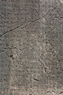 Komut dosyası makro görünümü üzerinde yazılı dikme Xanthos antik kent içinde