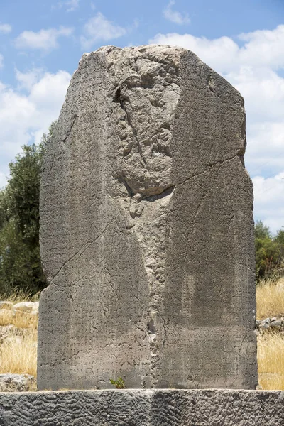 Vepsané pilíř v Xanthos starověké město, Antalya — Stock fotografie
