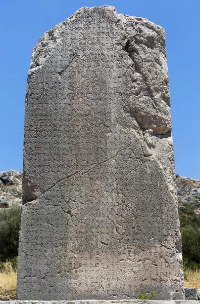 Написанный столб в древнем городе Ксантос, Анталья — стоковое фото