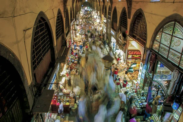 Los turistas visitan Spice Bazaar, Estambul, Turquía —  Fotos de Stock