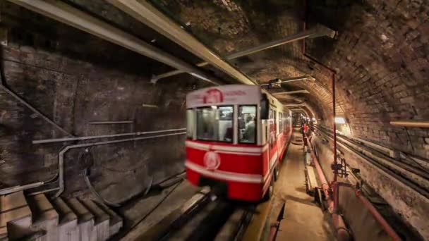 Tunel (metro) trein vertrekt vanaf het Karakoy station in Istanboel, Turkije. — Stockvideo