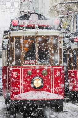 Istiklal Caddesi, Beyoğlu, Türkiye'de kar yağmur altında tramvay