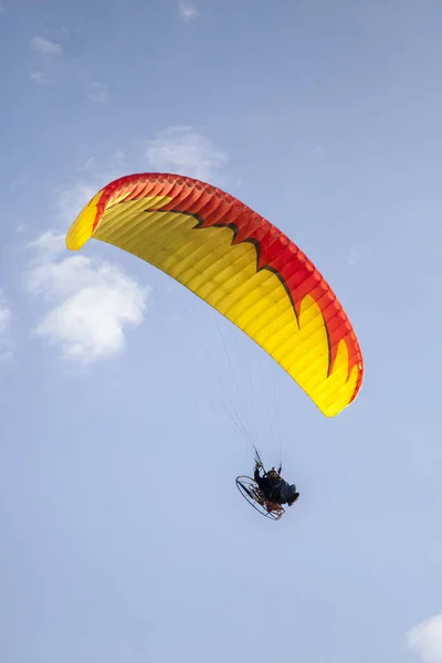 Man filies with paraglider in the blue sky — Stock Photo, Image