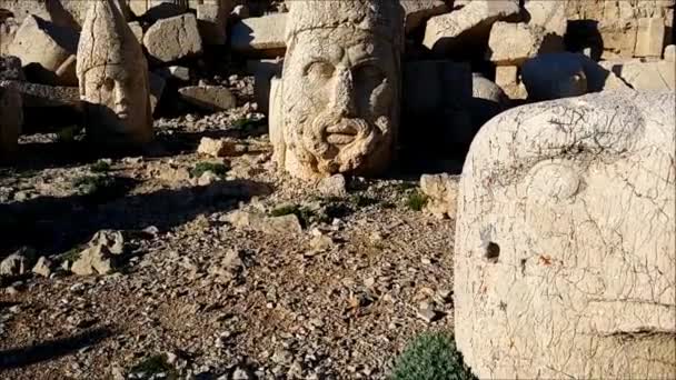 Estatuas de la terraza oeste en el Monte Nemrut, Adiyaman, Turquía — Vídeo de stock