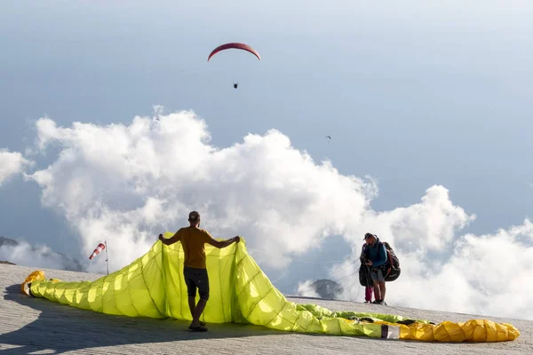 Paragliders preparing to fly over Oludeniz — Stock Photo, Image