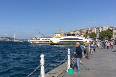 İstanbul 'da Uskudar Meydanı' ndan geçenler