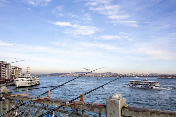 Karakoy stadsutsikt från Galata bron, Istanbul — Stockfoto