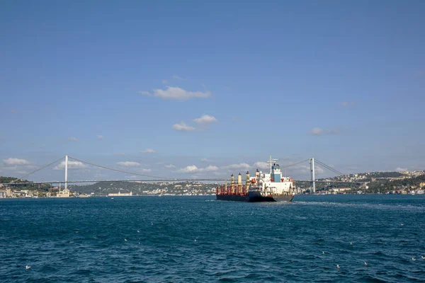 Frachter auf dem Weg vom Bosporus in Istanbul zum Schwarzen Meer — Stockfoto