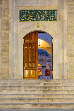 Valide-i Cedid 'in avlusuna giriş (İstanbul, Türkiye' deki Yeni Valide Camii)