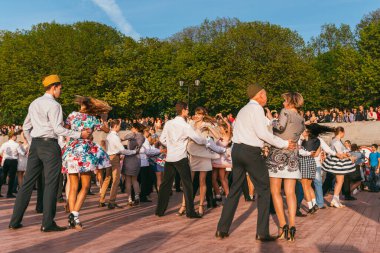 Moskova, Rusya-09 Mayıs 2015: İnsanlar güneşli bir günde Pushkinskaya seti üzerindeki parkta açık havada dans ediyorlar.