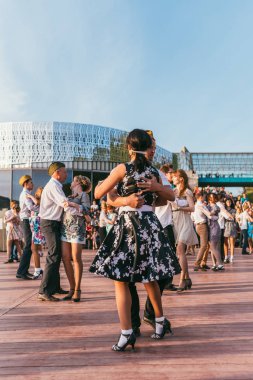 Moskova, Rusya-09 Mayıs 2015: İnsanlar güneşli bir günde Pushkinskaya seti üzerindeki parkta açık havada dans ediyorlar.