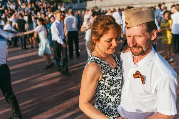 МОСКВА, РОССИЯ-МАЯ 09, 2015: В солнечный день в парке на Пушкинской набережной танцуют на свежем воздухе — стоковое фото