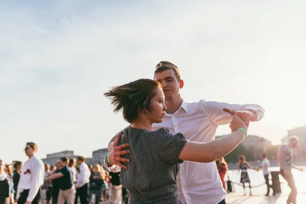 MOSCOW, RÚSSIA-MAIO 09, 2015: as pessoas estão dançando ao ar livre no parque em Pushkinskaya aterro no dia ensolarado — Fotografia de Stock