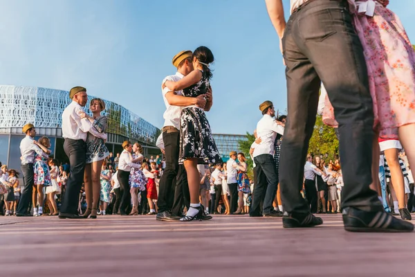 MOSCÚ, RUSIA-09 DE MAYO DE 2015: la gente está bailando al aire libre en el parque en el terraplén de Pushkinskaya en un día soleado —  Fotos de Stock