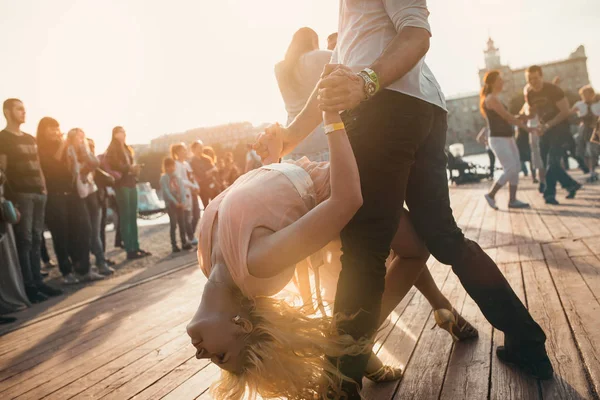 MOSCÚ, RUSIA-09 DE MAYO DE 2015: la gente está bailando al aire libre en el parque en el terraplén de Pushkinskaya en un día soleado — Foto de Stock