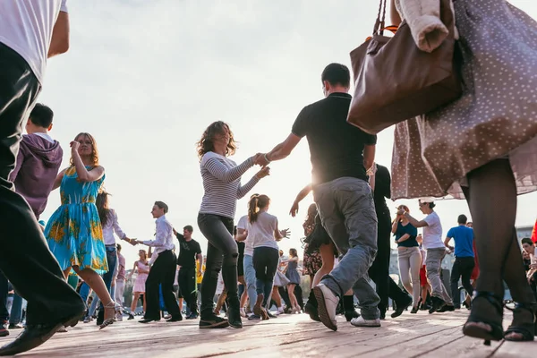 MOSCA, RUSSIA-MAGGIO 09, 2015: le persone ballano all'aperto nel parco sull'argine di Pushkinskaya nella giornata di sole — Foto Stock