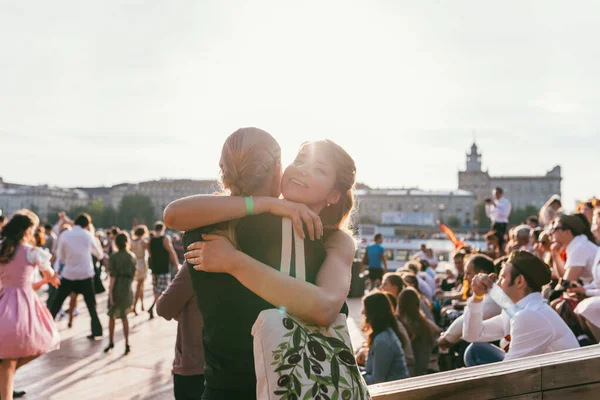 MOSCÚ, RUSIA-09 DE MAYO DE 2015: la gente está bailando al aire libre en el parque en el terraplén de Pushkinskaya en un día soleado —  Fotos de Stock