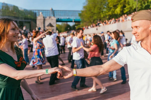 MOSCÚ, RUSIA-09 DE MAYO DE 2015: la gente está bailando al aire libre en el parque en el terraplén de Pushkinskaya en un día soleado — Foto de Stock