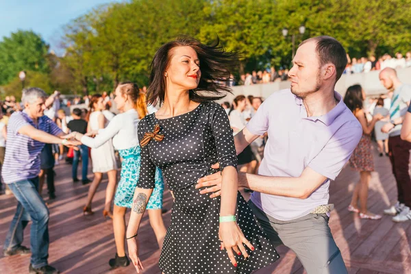MOSCÚ, RUSIA-09 DE MAYO DE 2015: la gente está bailando al aire libre en el parque en el terraplén de Pushkinskaya en un día soleado — Foto de Stock