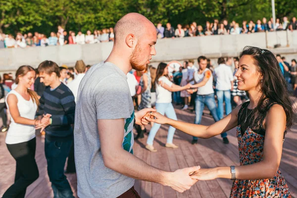 MOSCÚ, RUSIA-05 DE MAYO DE 2015: La gente feliz está bailando al aire libre en el parque en el terraplén de Pushkinskaya —  Fotos de Stock