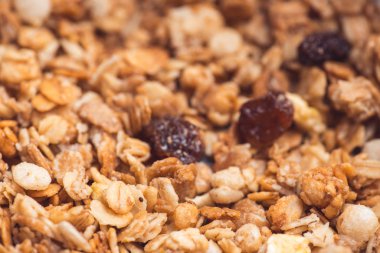 Fındıklı, pullu ve meyveli müsli. Çok sığ bir alan derinliği olan seçici odaklı makro çekim. Sağlıklı ve vejetaryen yaşam tarzı