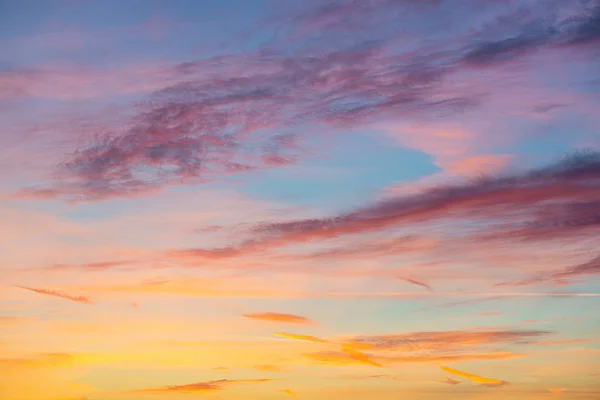 Avondzonsondergang hemel met heldere stralen van de zon en prachtige kleurrijke wolken — Stockfoto