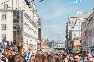 Moskova, Rusya-09 Mayıs 2015: Bolşoy Moskvoretskiy Most 'ta insanlar Zafer Günü' nü kutluyor. Aziz George kurdelesi olan bir sürü insan var.