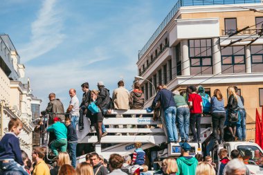 Moskova, Rusya-09 Mayıs 2015: Bolşoy Moskvoretskiy Most 'ta insanlar Zafer Günü' nü kutluyor. İnsanlar geçit törenini görmek için beyaz kamyona biniyor.