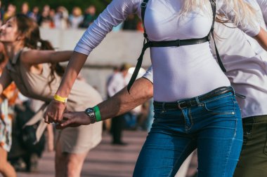 Moskova, Rusya-09 Mayıs 2015: İnsanlar güneşli bir günde Pushkinskaya seti üzerindeki parkta açık havada dans ediyorlar.