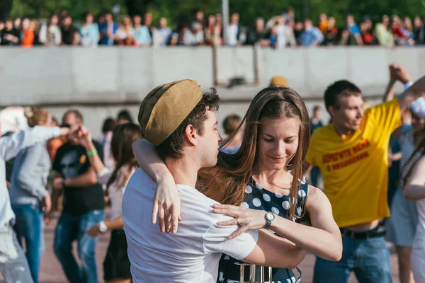 MOSCÚ, RUSIA-09 DE MAYO DE 2015: la gente está bailando al aire libre en el parque en el terraplén de Pushkinskaya en un día soleado — Foto de Stock