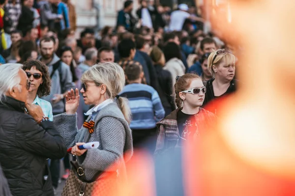 MOSCÚ, RUSIA-09 DE MAYO DE 2015: La gente celebra el Día de la Victoria el 9 de mayo en Bolshoy Moskvoretskiy Most. Mucha gente con las cintas de San Jorge — Foto de Stock