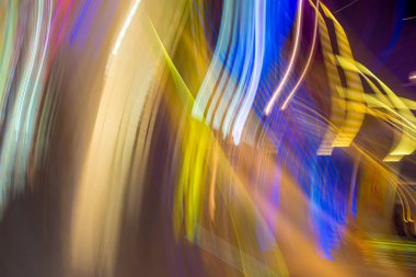 Uzun pozlama süresi ve çok renkli ışık kaynakları kullanılarak soyut arkaplan oluşturuldu