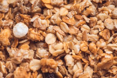 Fındıklı, pullu ve meyveli müsli. Çok sığ bir alan derinliği olan seçici odaklı makro çekim. Sağlıklı ve vejetaryen yaşam tarzı