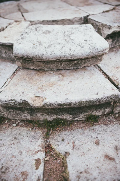 Несколько ступеней старой и разрушенной винтажной лестницы из белого камня — стоковое фото
