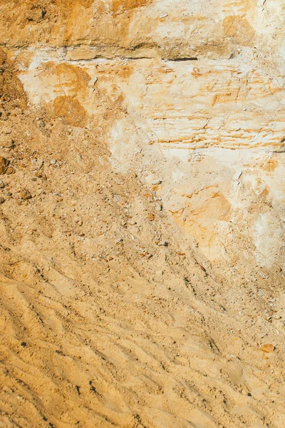 Высокая детализация текстуры песчаной породы, освещенной ярким весенним солнцем — стоковое фото