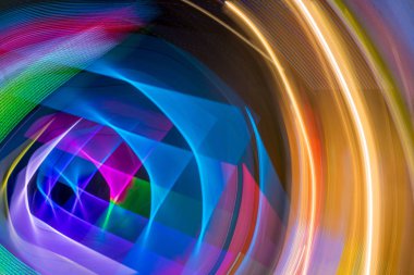 Uzun pozlama süresi ve çok renkli ışık kaynakları kullanılarak soyut arkaplan oluşturuldu