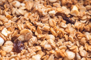 Fındıklı, pullu ve meyveli müsli. Çok sığ bir alan derinliği olan seçici odaklı makro çekim. Sağlıklı ve vejetaryen yaşam tarzı