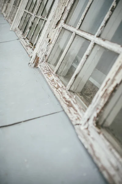 Moldura de janela abandonada antiga com tinta branca rachada e vidro transparente. tiro macro foco seletivo com DOF rasa — Fotografia de Stock
