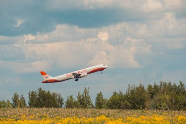 Domodedovo, Rusya - 12 Mayıs 2019: Red Wings Airbus A321-231 yan numaralı VP-BRB Havayolları Moskova Bölgesi, Domodedovo havaalanından havalandı