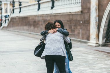 Moskova, Rusya - 7 Temmuz 2017. Genç ve yetişkin kadınlar şehrin sokaklarında birbirlerine sarılırlar.