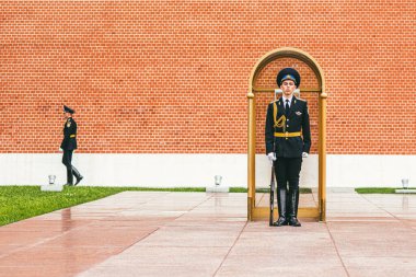 Moskova, Rusya - 7 Temmuz 2017. Kızıl Meydan yakınlarındaki Meçhul Asker Anıtı 'nın yanındaki bir kulübede nöbet tutan bir nöbetçi var. Arka planda bir nöbetçi daha var.