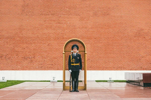 Moscow, Russia - JULY 7, 2017. A sentry stands guard in a booth nearby the Memorial to the Unknown Soldier, near red square — Stock Photo, Image