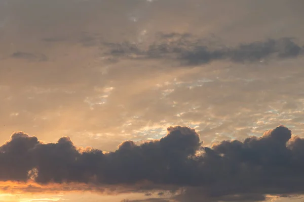 Avondzonsondergang hemel met heldere stralen van de zon en prachtige kleurrijke wolken — Stockfoto