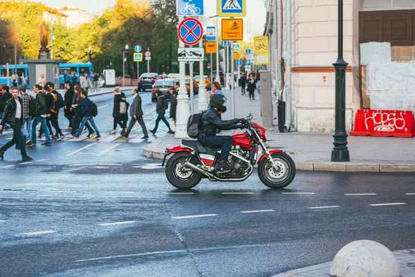 Москва, Россия - 25 мая 2017 года. Мотоциклист на красном мотоцикле Yamaha Vmax RSD едет по дороге возле пешеходного перехода — стоковое фото