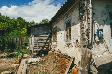 Eski bir köy harap olmuş evi. Terk edilme ve yoksunluk kavramı. Köyde hayat.