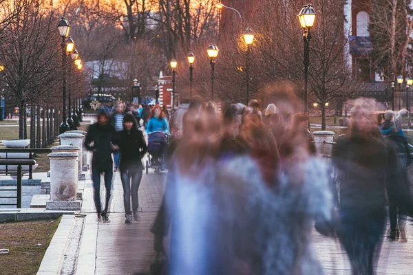 Una multitud de personas borrosas caminando en el parque de otoño — Foto de Stock