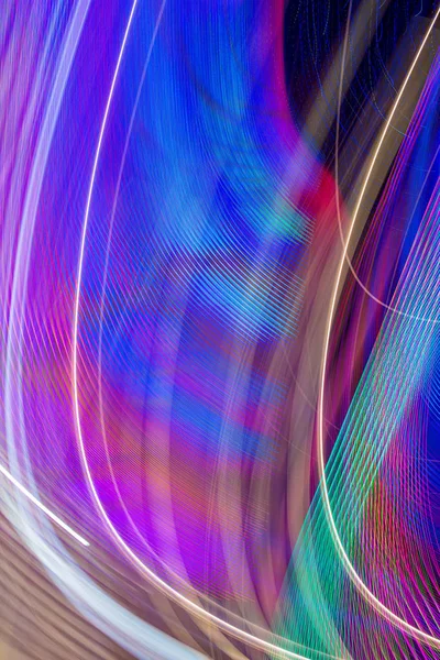 Абстрактный фон, созданный с использованием длительного времени экспозиции и разноцветных источников света — стоковое фото