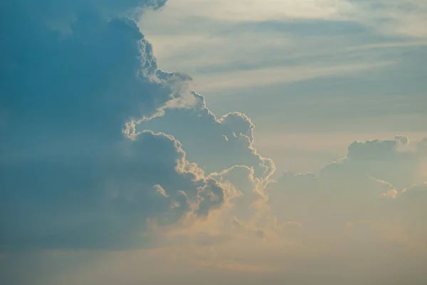 Avondzonsondergang hemel met heldere stralen van de zon en prachtige kleurrijke wolken — Stockfoto