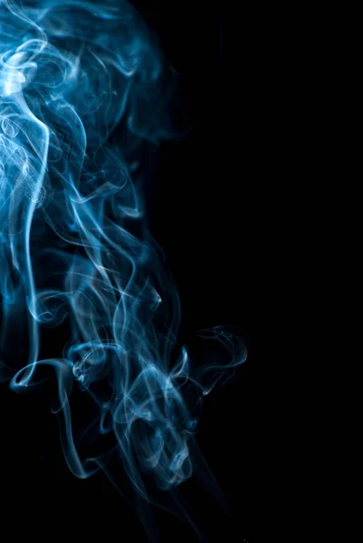 Hermoso humo en el fondo negro - foto macro. El concepto de incienso en el apartamento. Aislado en superposición de fondo negro para sus necesidades — Foto de Stock