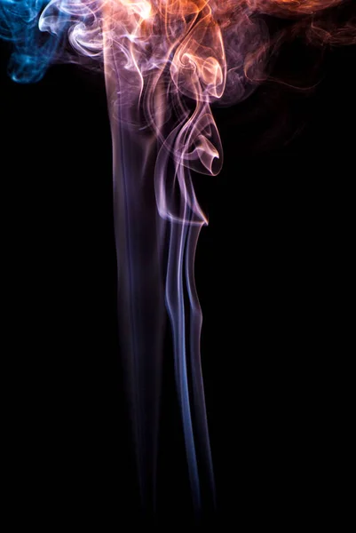 Bela fumaça no fundo preto - foto macro. O conceito de incenso no apartamento. Isolado em sobreposição de fundo preto para suas necessidades — Fotografia de Stock